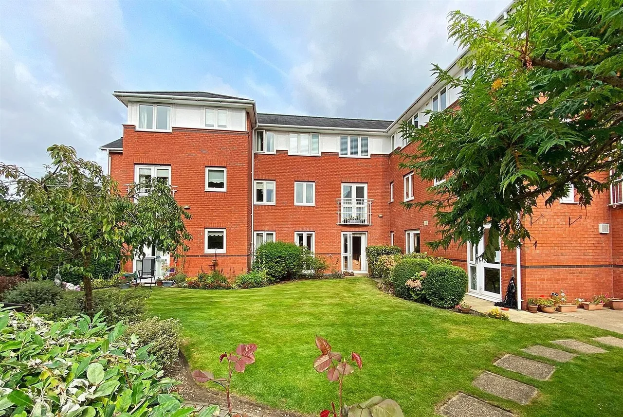 1 bed flat for sale — Bedford Drive, Timperley, Cheshire WA15 7UU