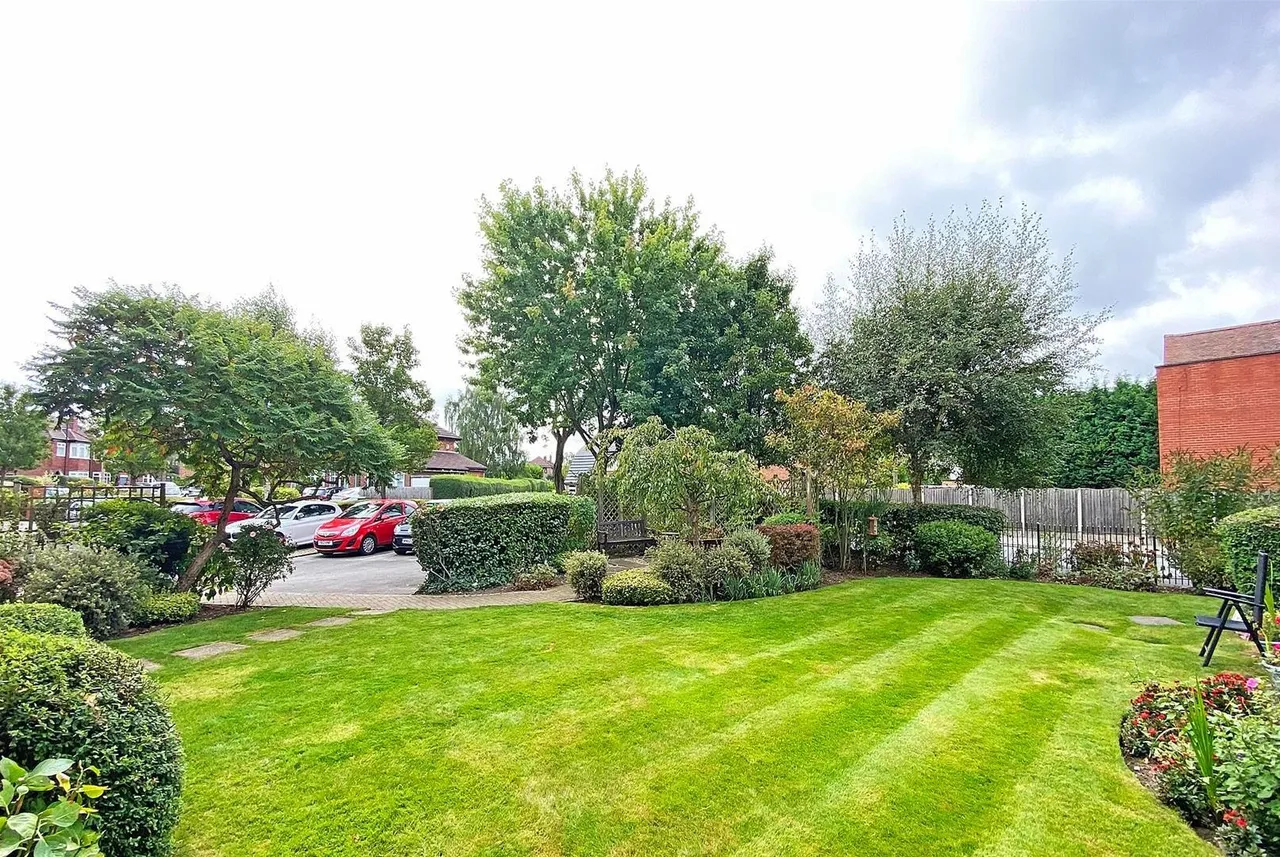 Bedford Drive, Timperley, Cheshire WA15 7UU, photo 13