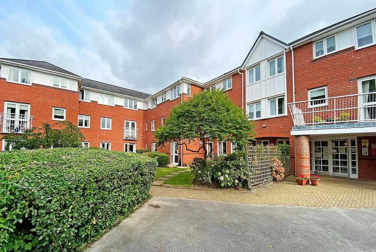 Bedford Drive, Timperley, Cheshire WA15 7UU, photo 18