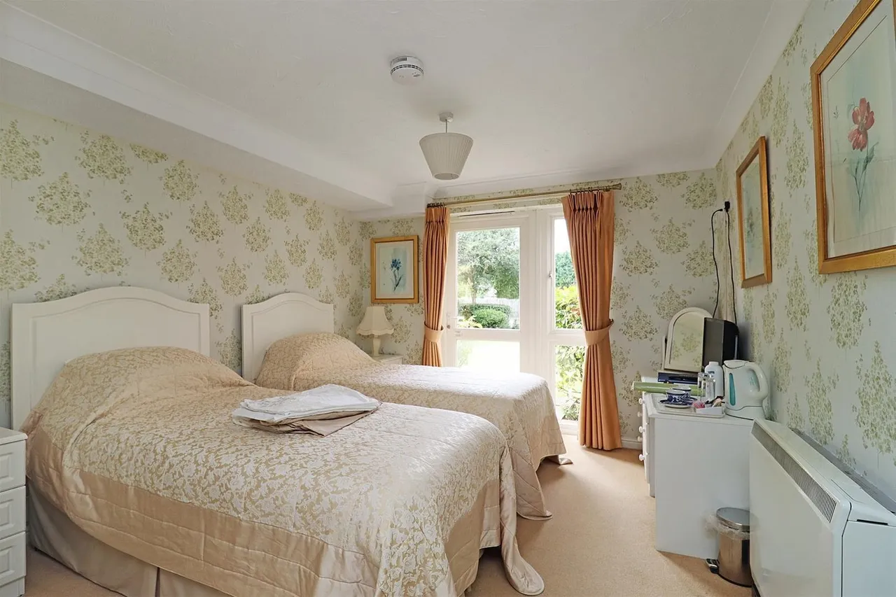 Bedford Drive, Timperley, Cheshire WA15 7UU, photo 21
