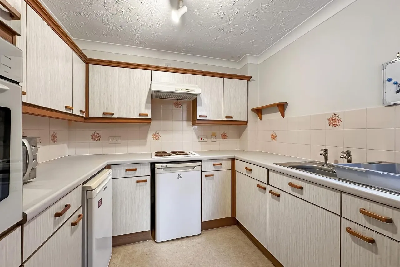 Bedford Drive, Timperley, Cheshire WA15 7UU, photo 5