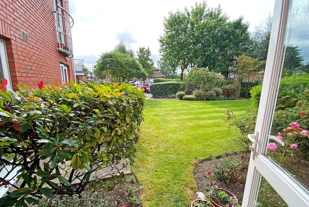 Bedford Drive, Timperley, Cheshire WA15 7UU, photo 12