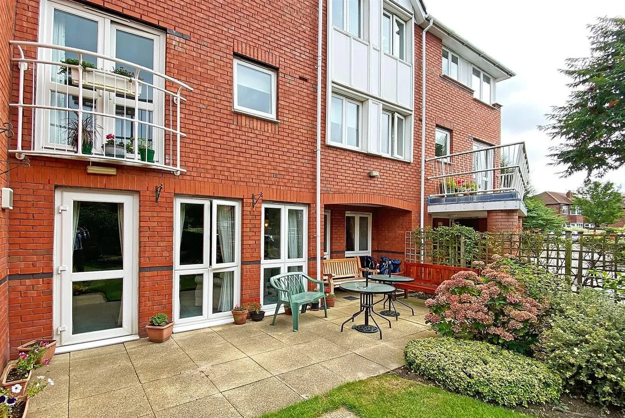 Bedford Drive, Timperley, Cheshire WA15 7UU, photo 17