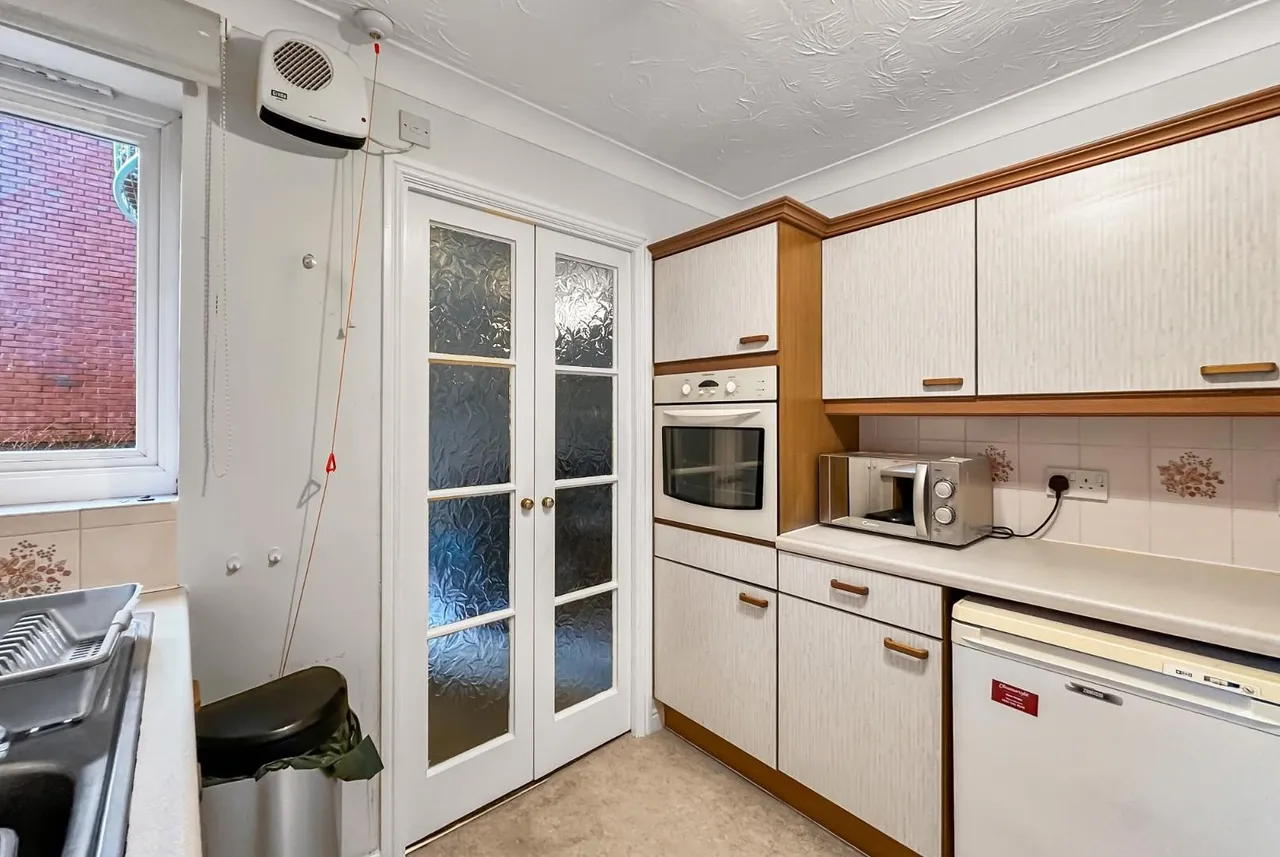 Bedford Drive, Timperley, Cheshire WA15 7UU, photo 6