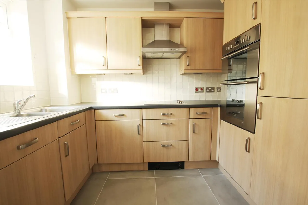 Epsom Road, Leatherhead, KT22, photo 6
