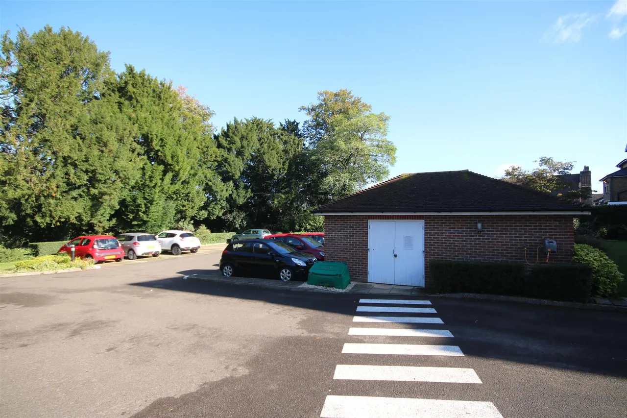Epsom Road, Leatherhead, KT22, photo 9
