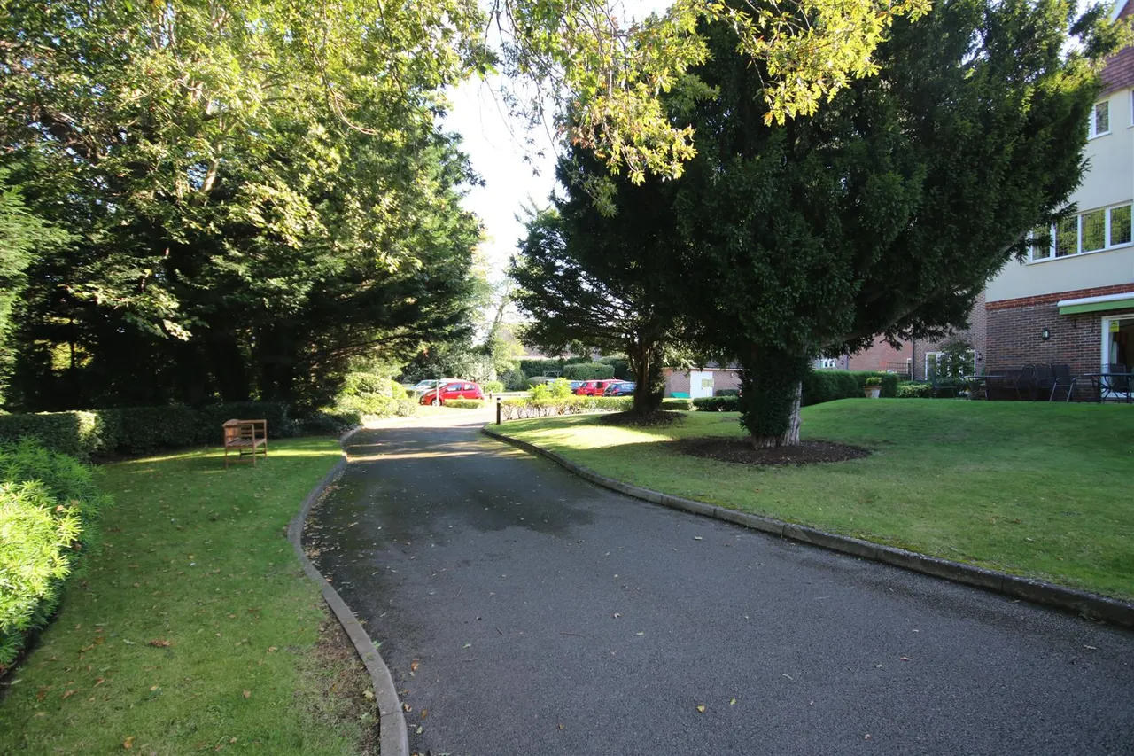 Epsom Road, Leatherhead, KT22, photo 12