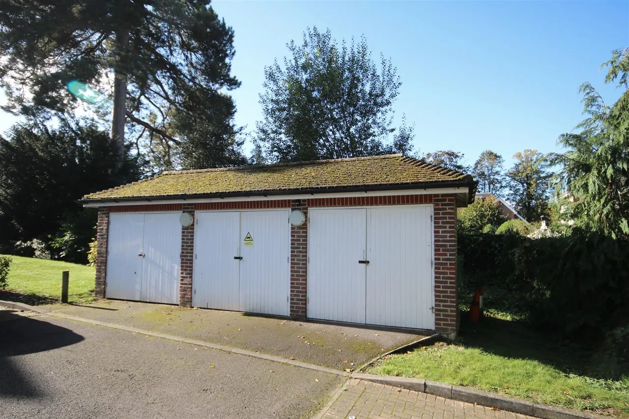 Epsom Road, Leatherhead, KT22, photo 7
