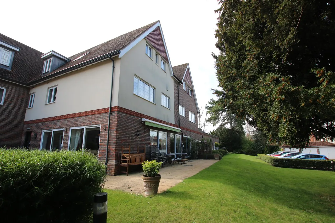 Epsom Road, Leatherhead, KT22, photo 2