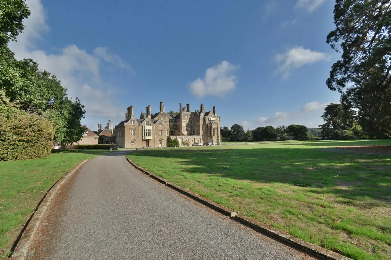 Hurn Court, BH23, photo 28
