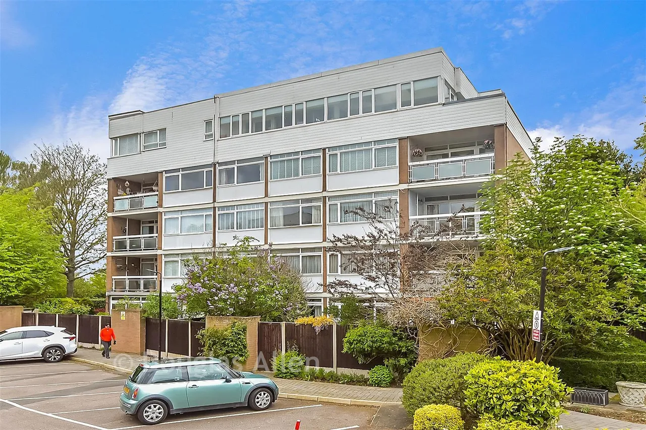 2 bed flat for sale, The Bowls, Chigwell, IG7