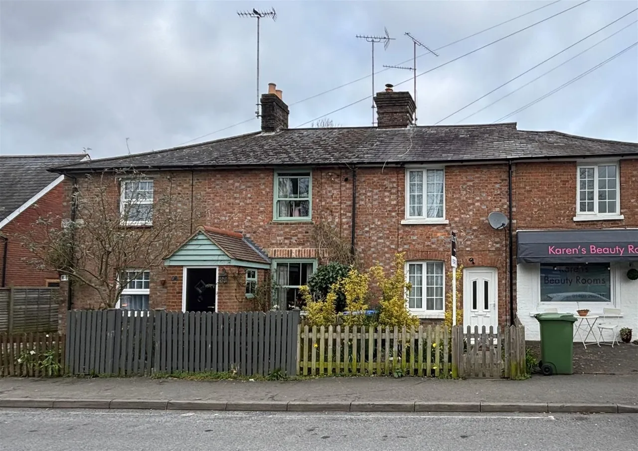 2 bed house for sale — St Leonards Road, Horsham, West Sussex RH13 6EH