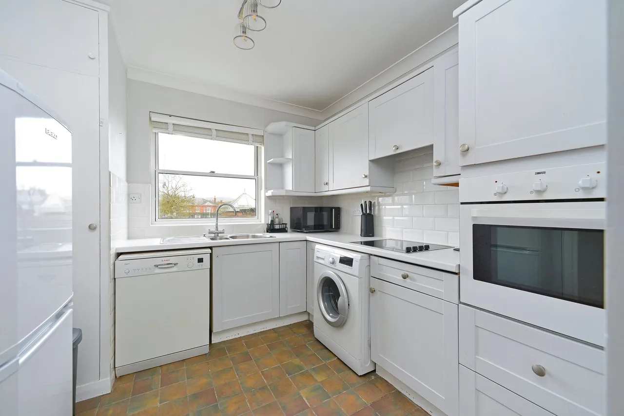 High Street, Maisonettes, GU6, photo 4