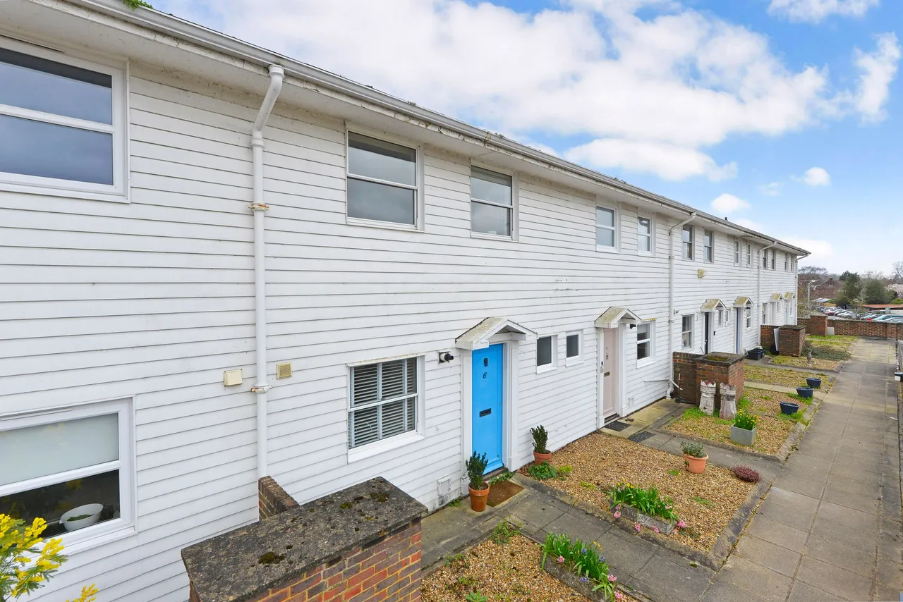 3 bed flat for sale, High Street, Maisonettes, GU6