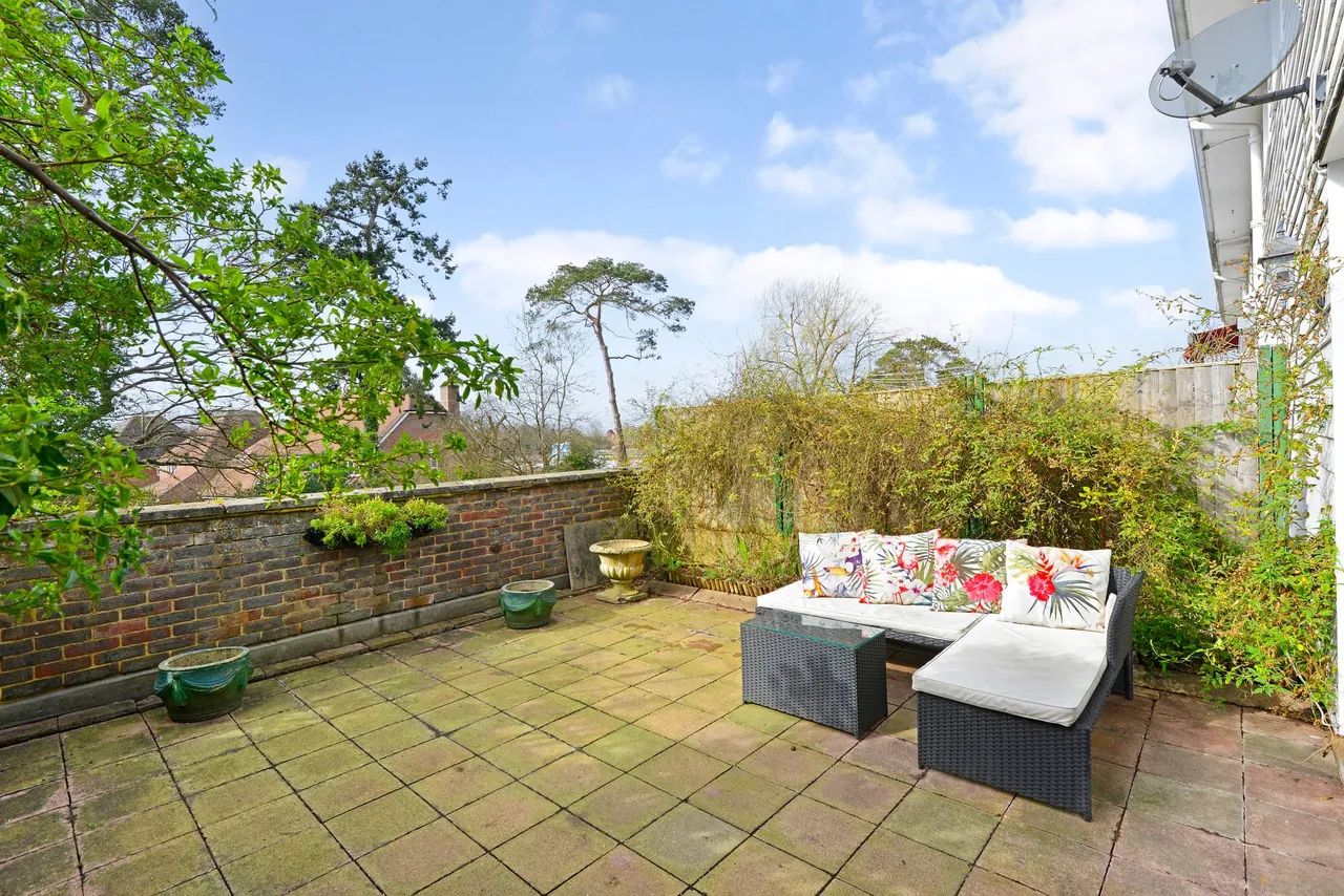 High Street, Maisonettes, GU6, photo 10