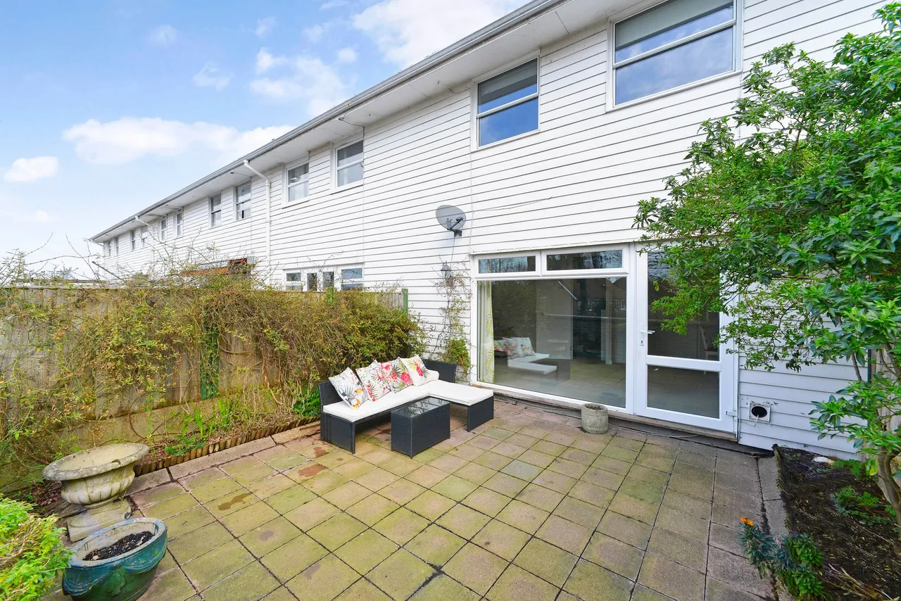 High Street, Maisonettes, GU6, photo 3