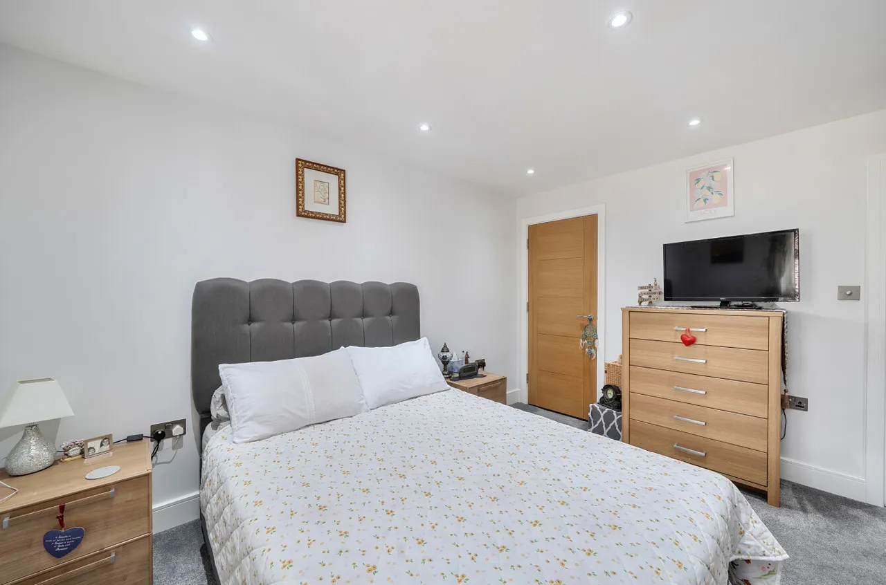 Brittain Road, Hersham, KT12, photo 16