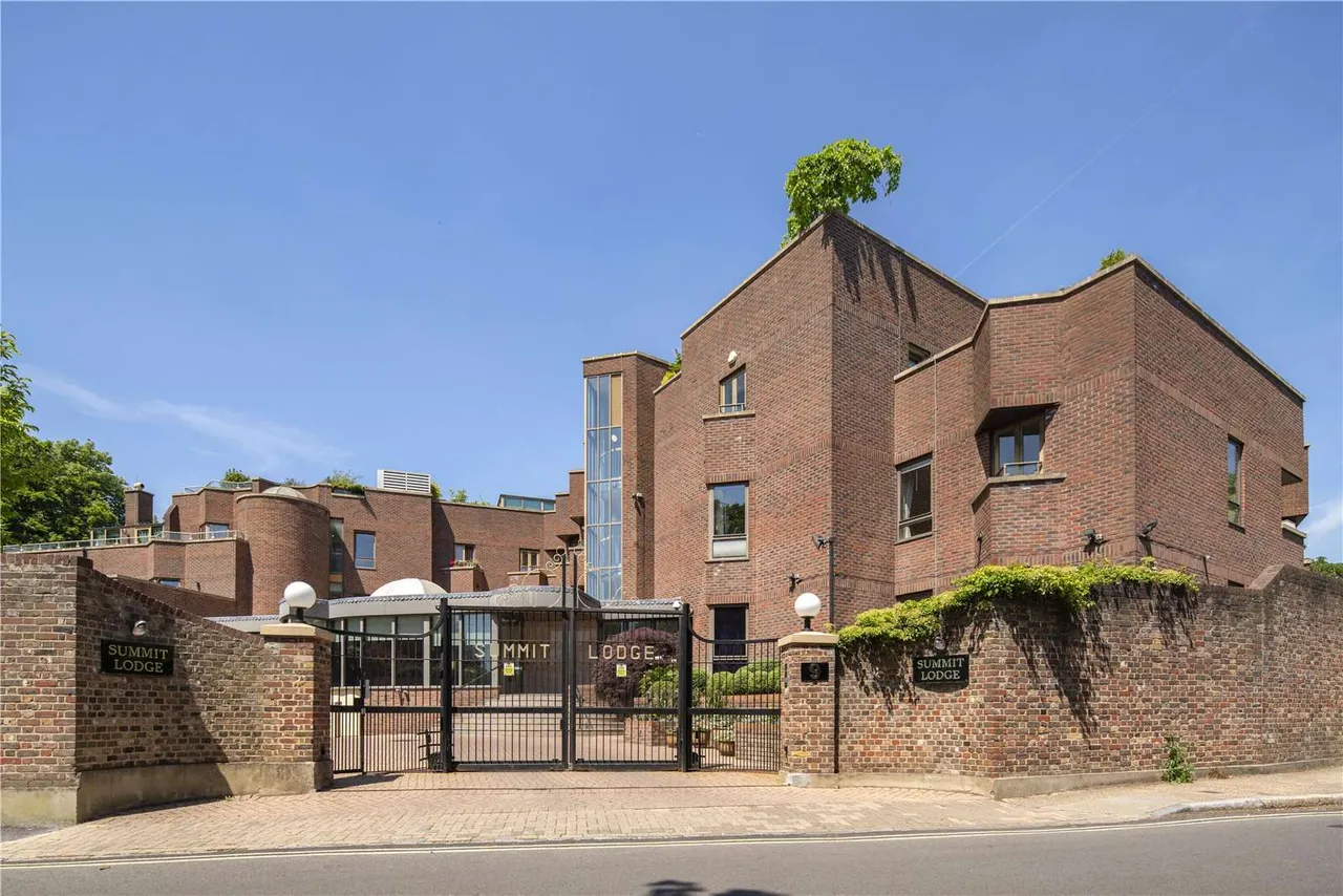 3 bed flat for sale — Lower Terrace, London, NW3 6RF