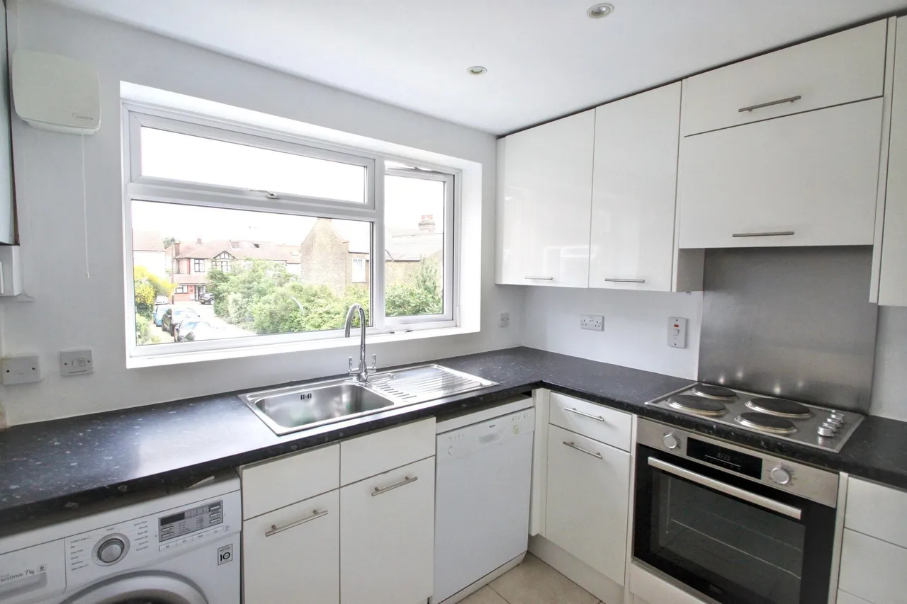 Horn Lane, Woodford Green, IG8, photo 2