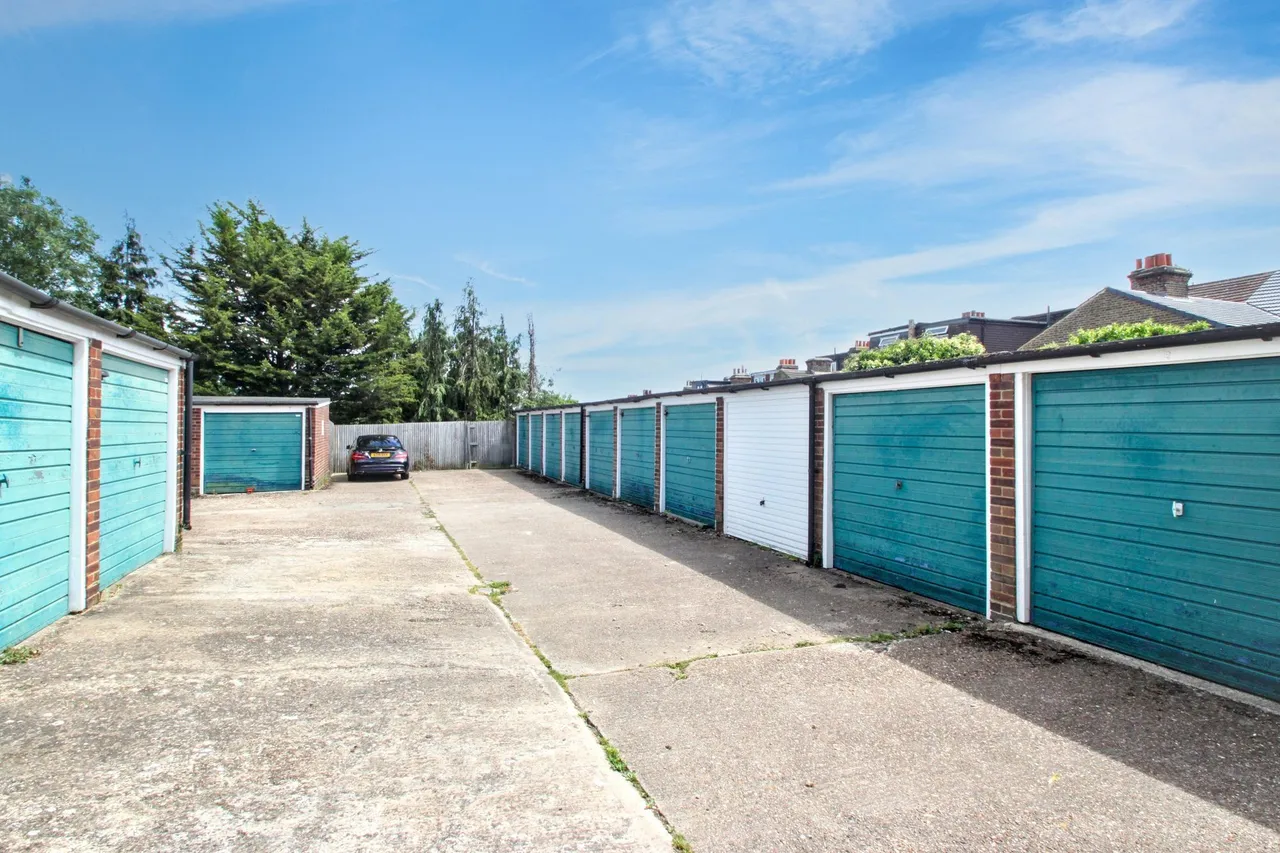 Horn Lane, Woodford Green, IG8, photo 14