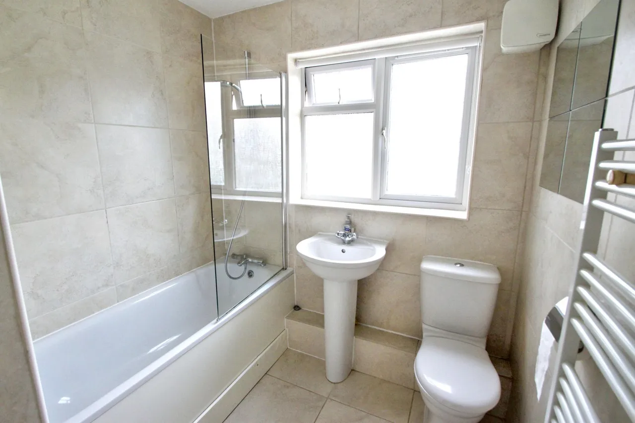 Horn Lane, Woodford Green, IG8, photo 13