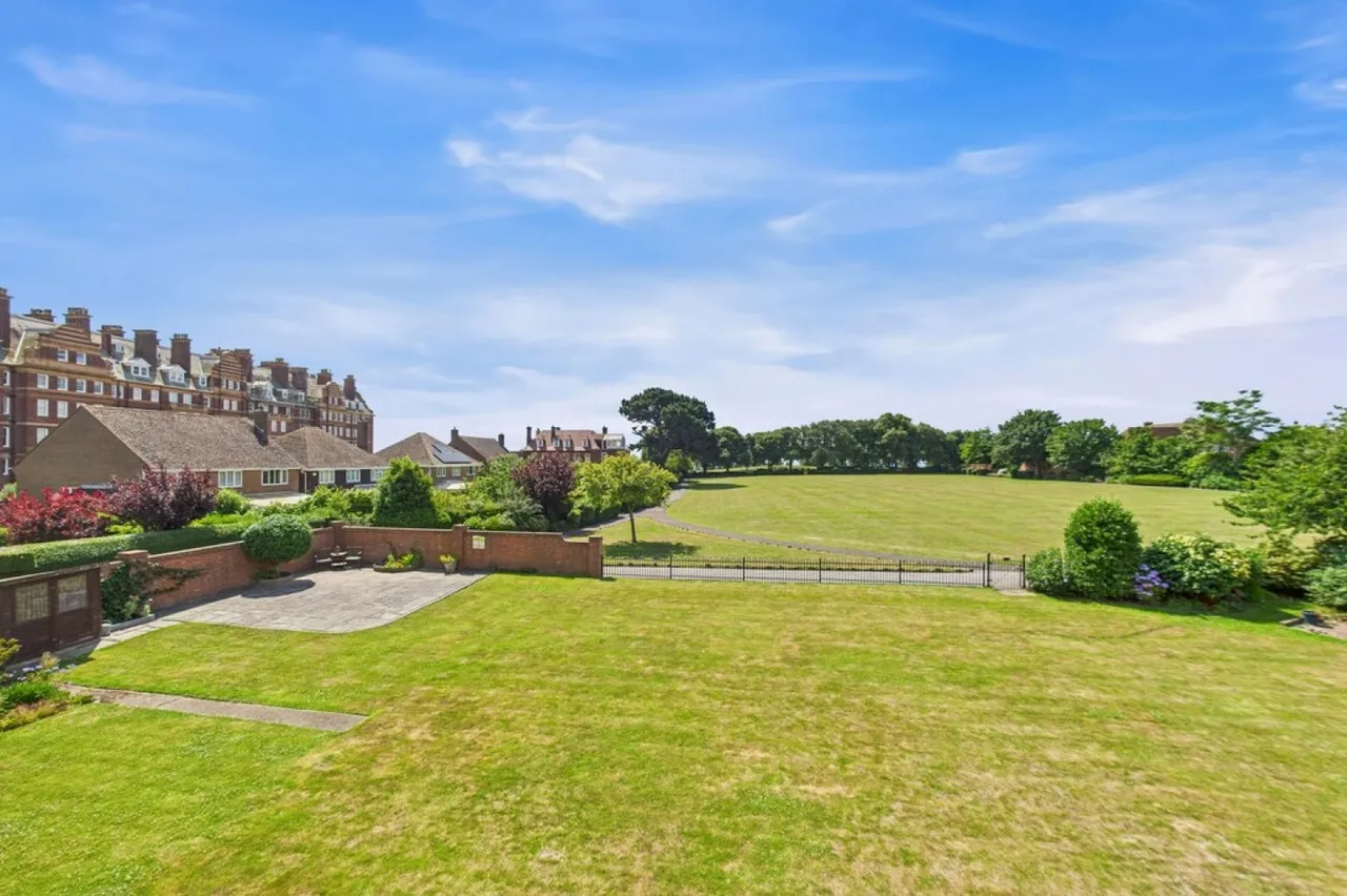 Sandgate Road, Folkestone, photo 10