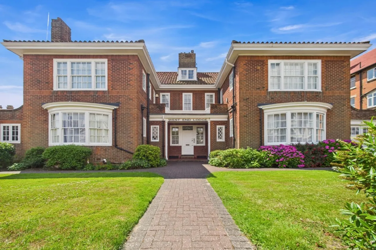 3 bed flat for sale — Sandgate Road, Folkestone