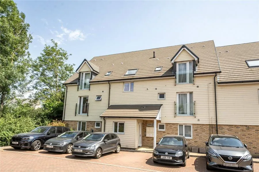 2 bed flat for sale, Cameo Court, Aylesbury, HP18
