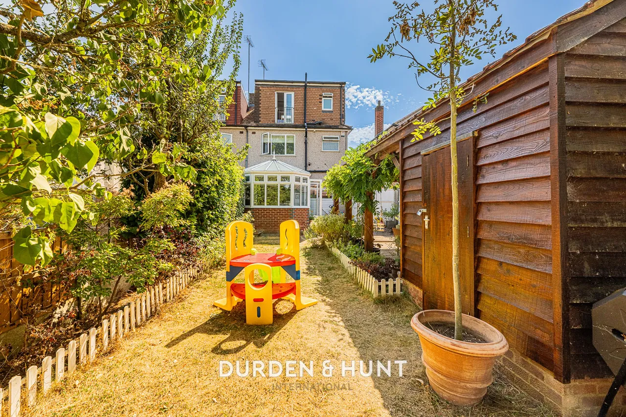 Hycliffe Gardens, Chigwell, IG7, photo 32