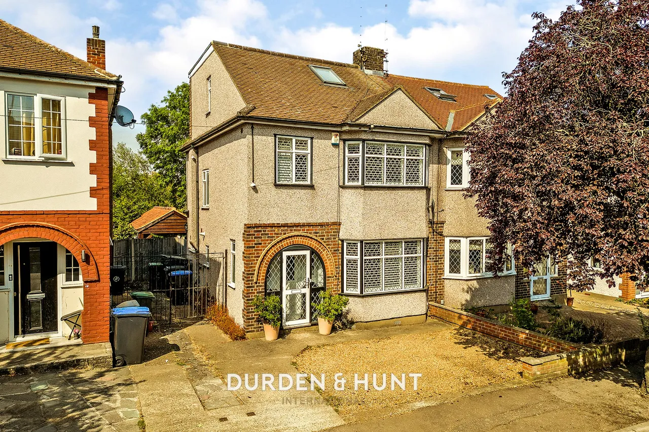 4 bed house for sale, Hycliffe Gardens, Chigwell, IG7