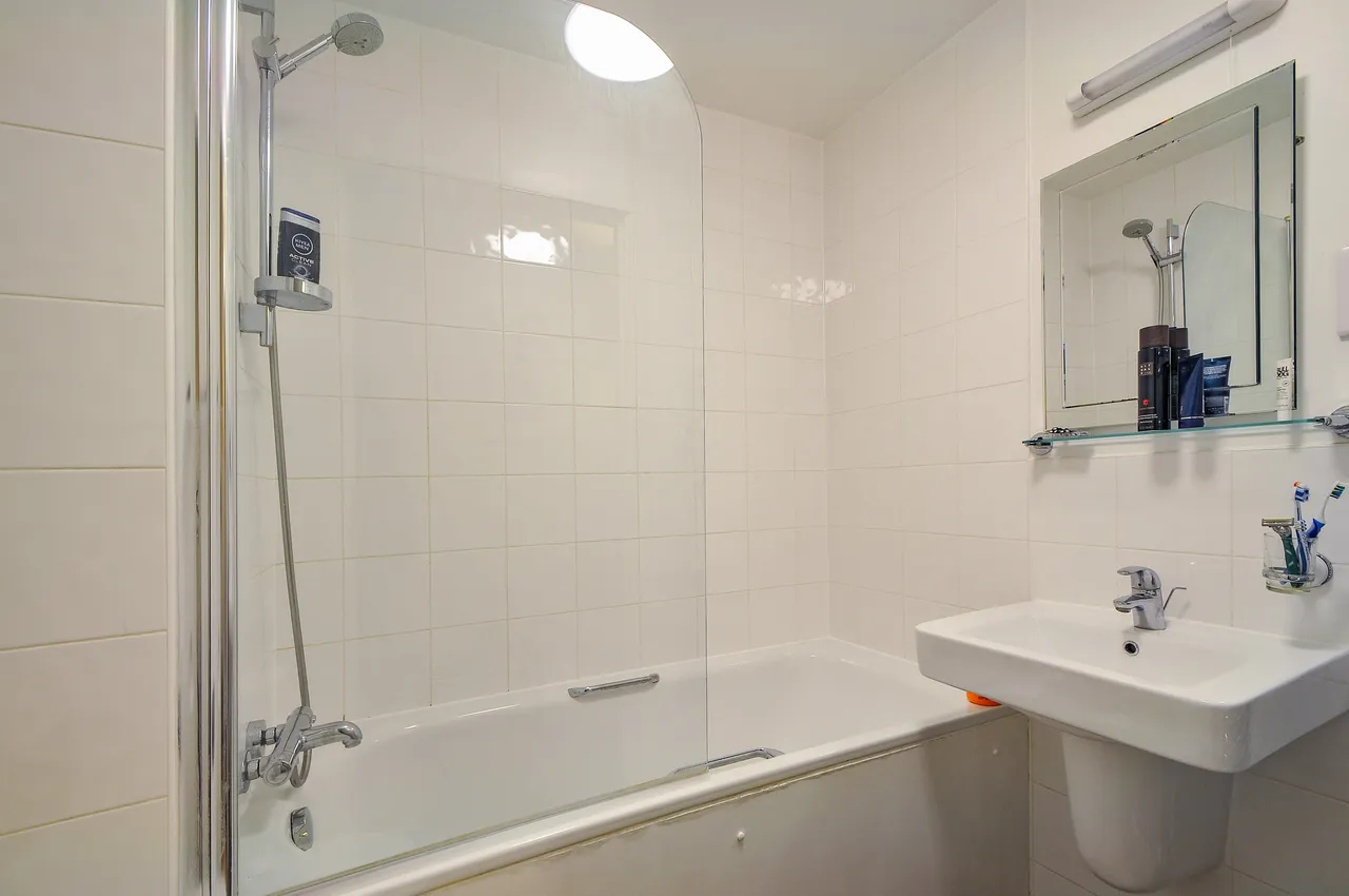 Mercer Walk, Fees Apply, UB8, photo 7
