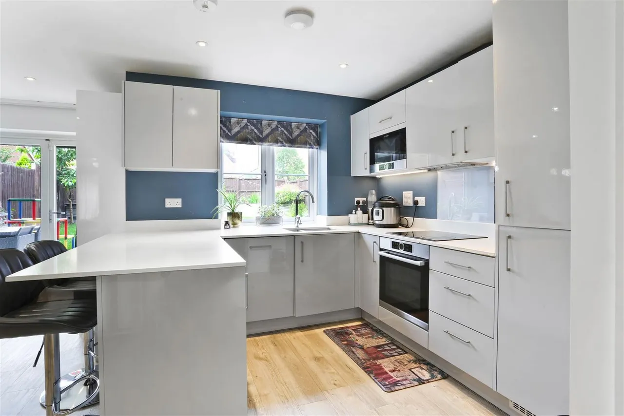 Ceres Crescent, Epsom, KT17 1FG, photo 2