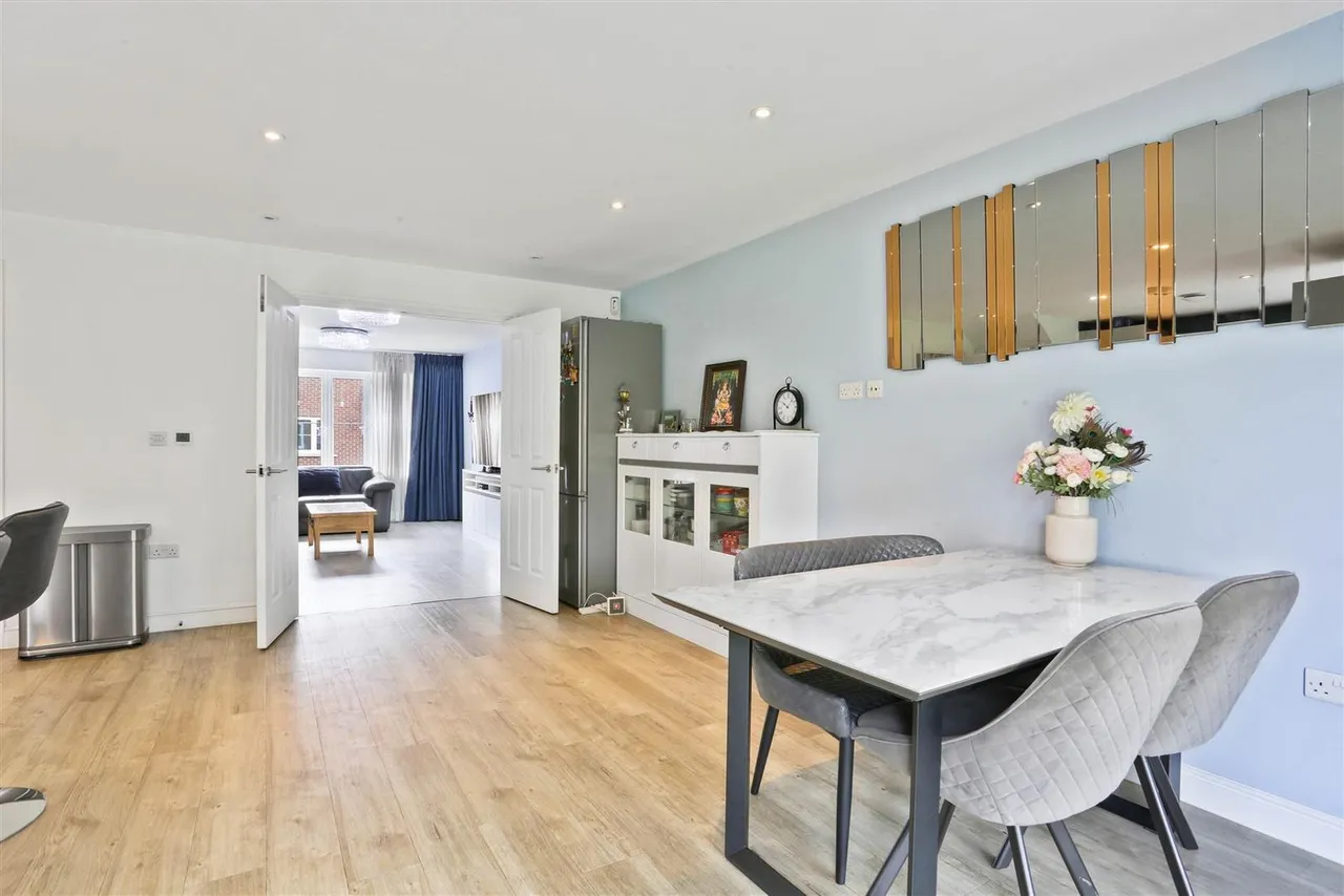 Ceres Crescent, Epsom, KT17 1FG, photo 10
