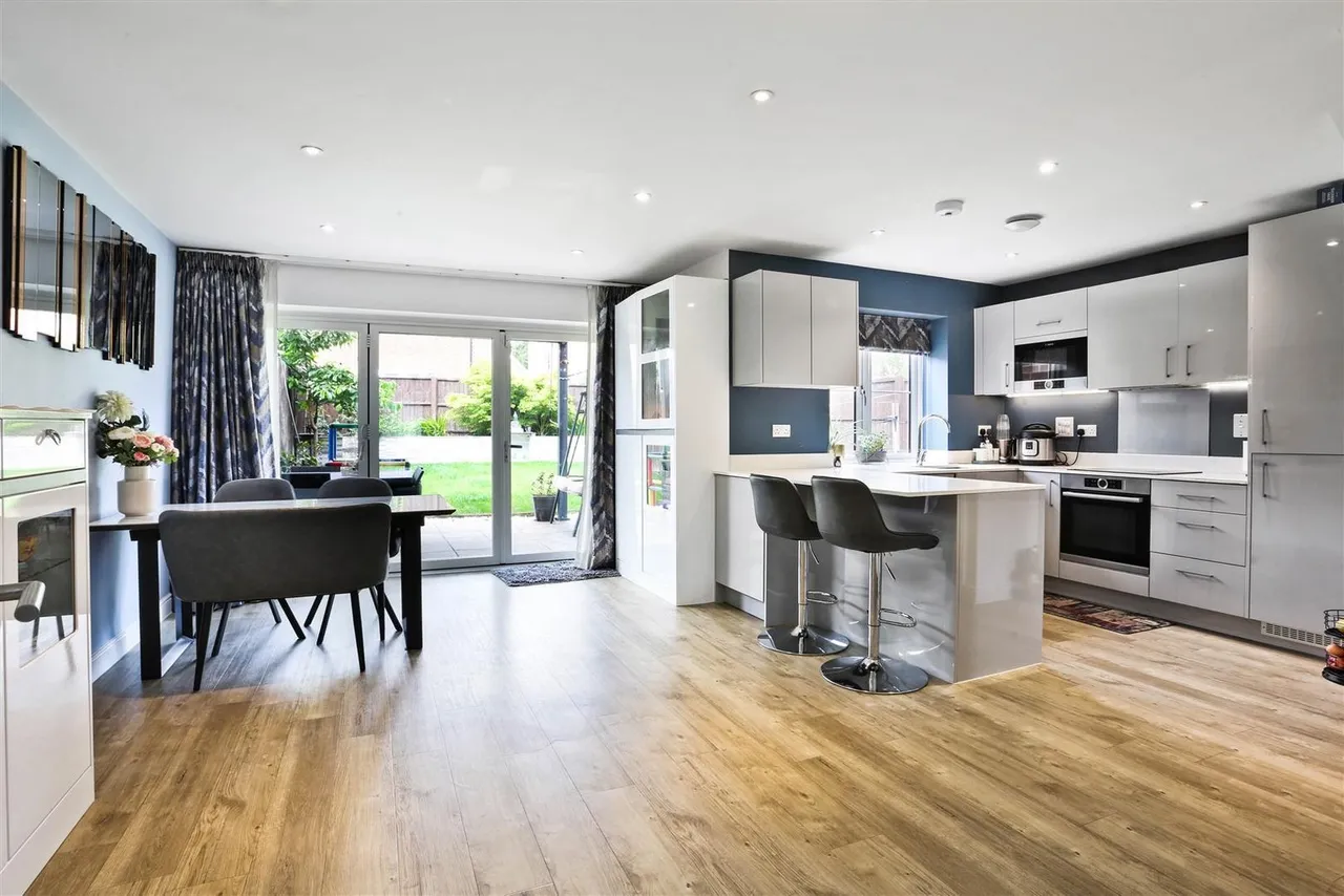 3 bed house for sale — Ceres Crescent, Epsom, KT17 1FG