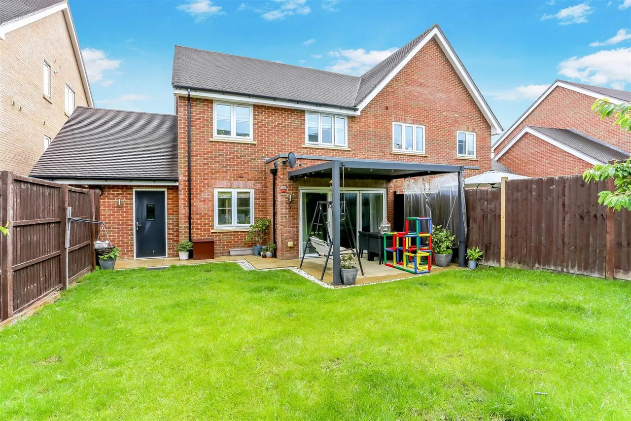 Ceres Crescent, Epsom, KT17 1FG, photo 5