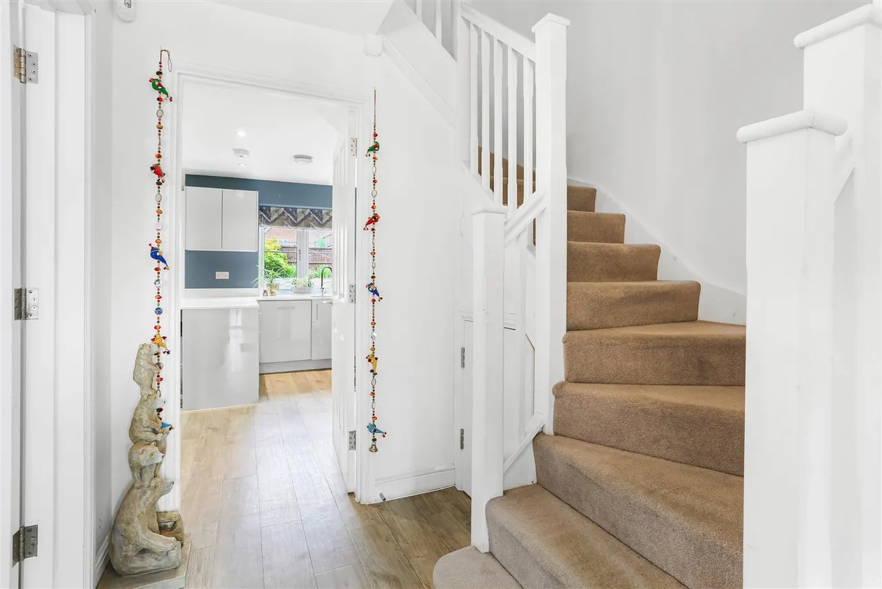 Ceres Crescent, Epsom, KT17 1FG, photo 8