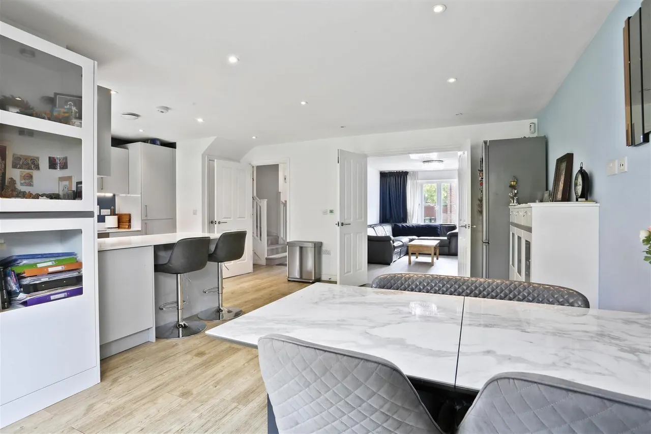 Ceres Crescent, Epsom, KT17 1FG, photo 9