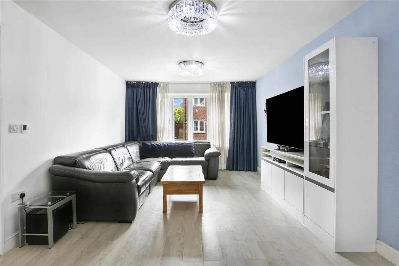Ceres Crescent, Epsom, KT17 1FG, photo 3