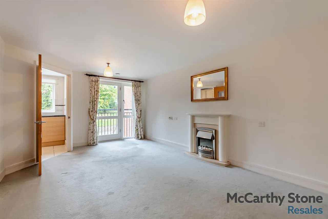 2 bed flat for sale, Station Road, Petworth, GU28