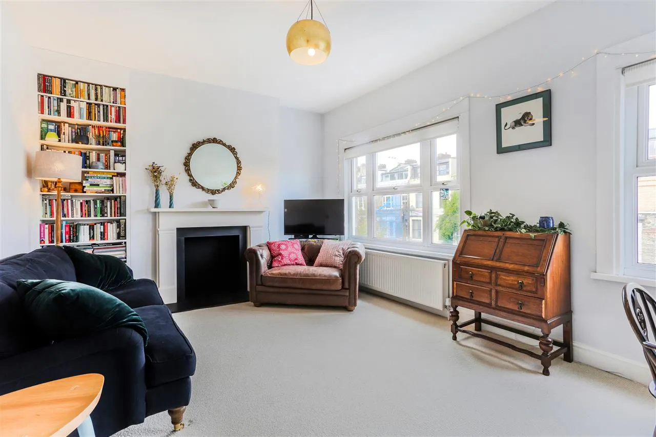 2 bed flat for sale — Marlborough Road, London