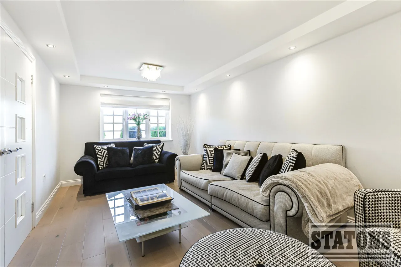 Blanche Lane, South Mimms, Potters Bar, Herts, EN6 3NZ, photo 2
