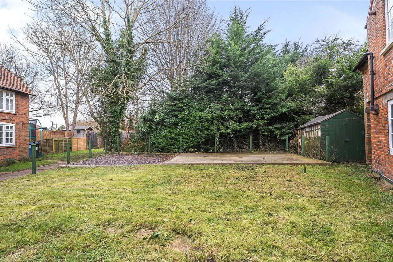 Castle Bridge Cottages, Hook Road, North Warnborough, Hook, Hampshire, RG29 1EU, photo 2