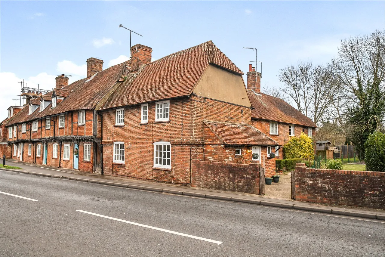 3 bed house for sale — Castle Bridge Cottages, Hook Road, North Warnborough, Hook, Hampshire, RG29 1EU