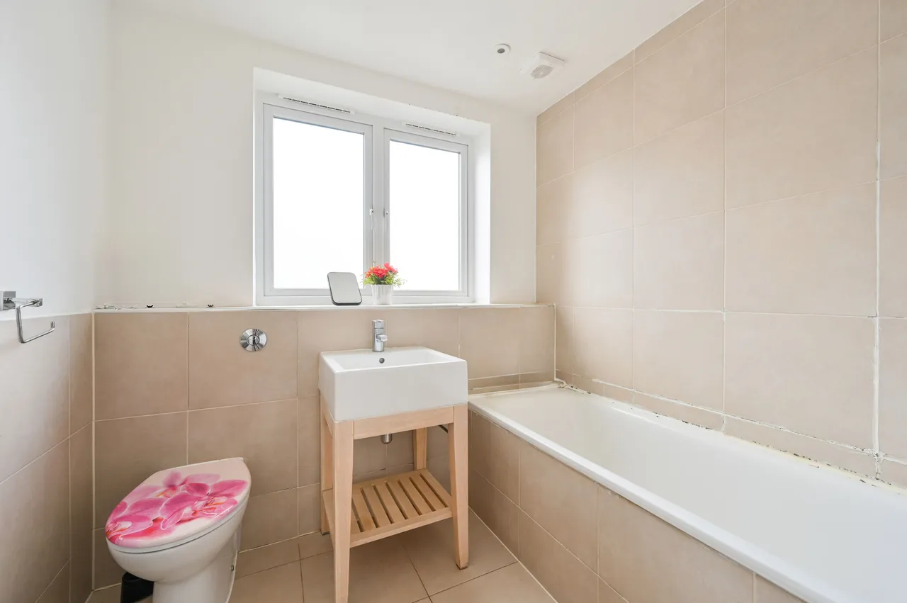 8 Claremont Avenue, New Malden, photo 9