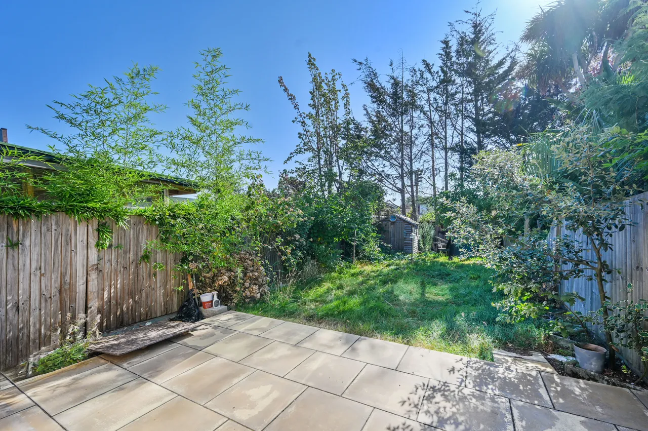 8 Claremont Avenue, New Malden, photo 2