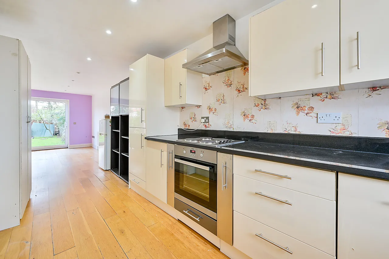 8 Claremont Avenue, New Malden, photo 3