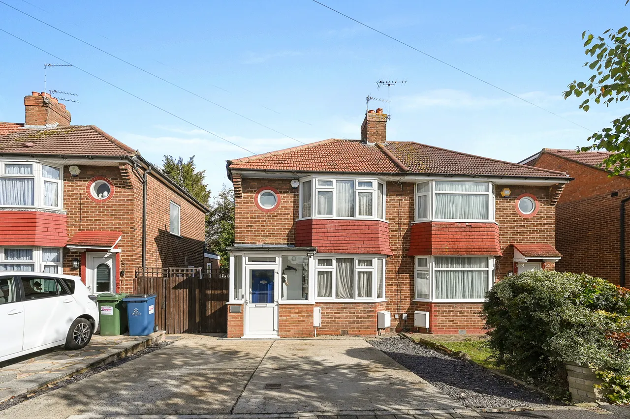 3 bed house for sale, Broomgrove Gardens, Edgware, HA8