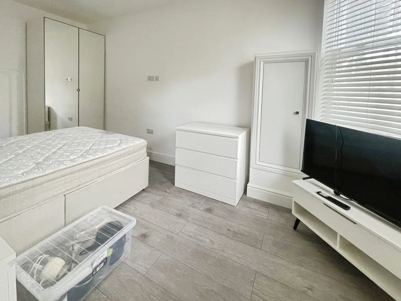 1 bed flat to rent, High Street, Egham, TW20