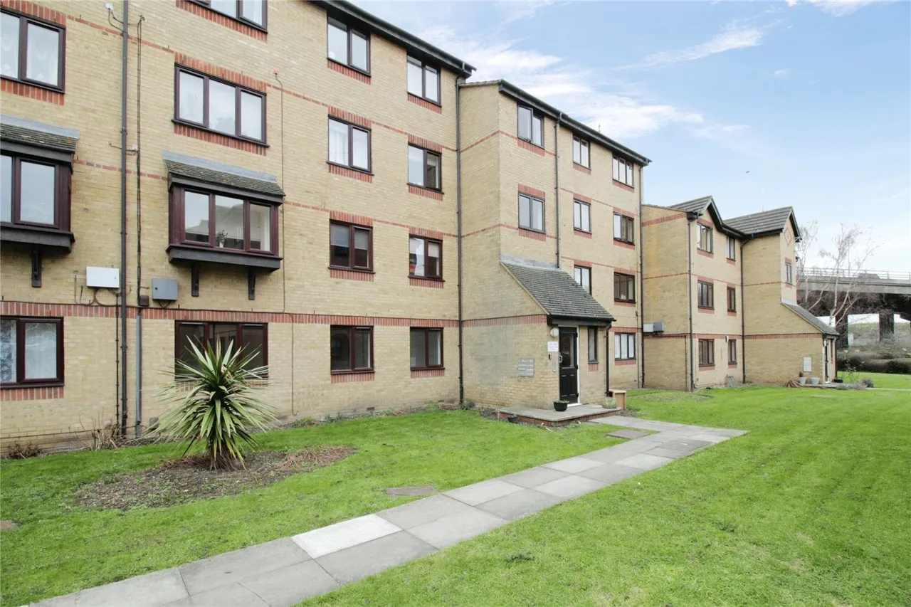2 bed flat to rent, Waterville Drive, Vange, SS16