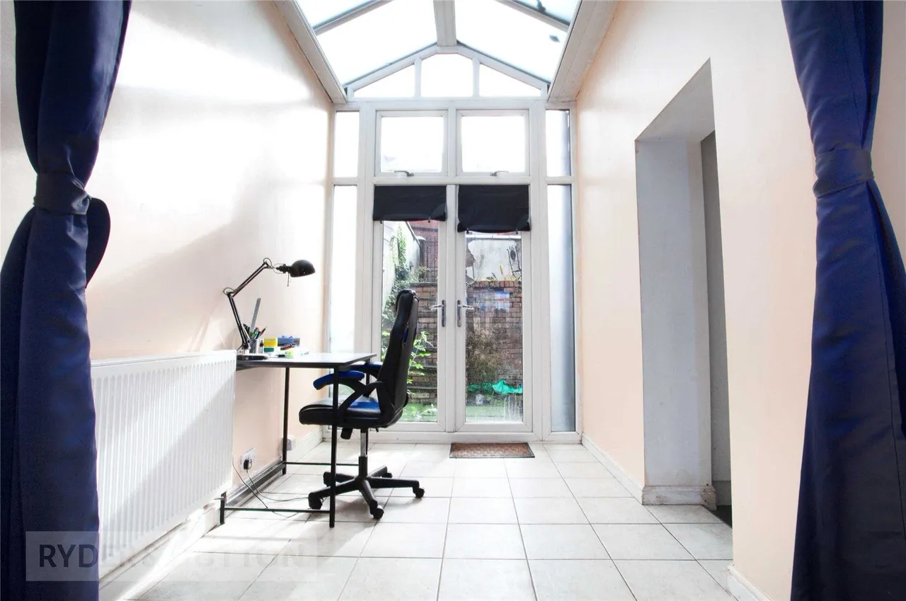 Rochdale Road, Middleton, M24, photo 3